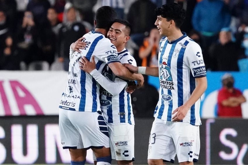 Jugadores de Pachuca festejando un gol