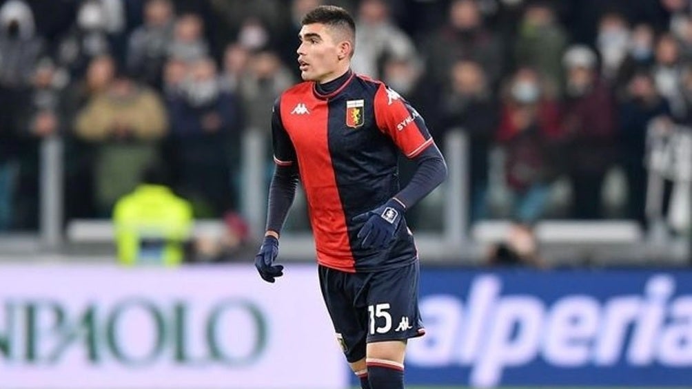 Johan Vásquez jugando partido con Genoa en Serie A