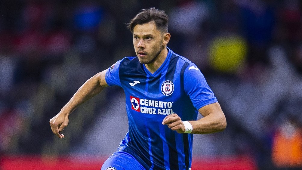 Ángel Romero jugando partido de Liga MX con el Cruz Azul