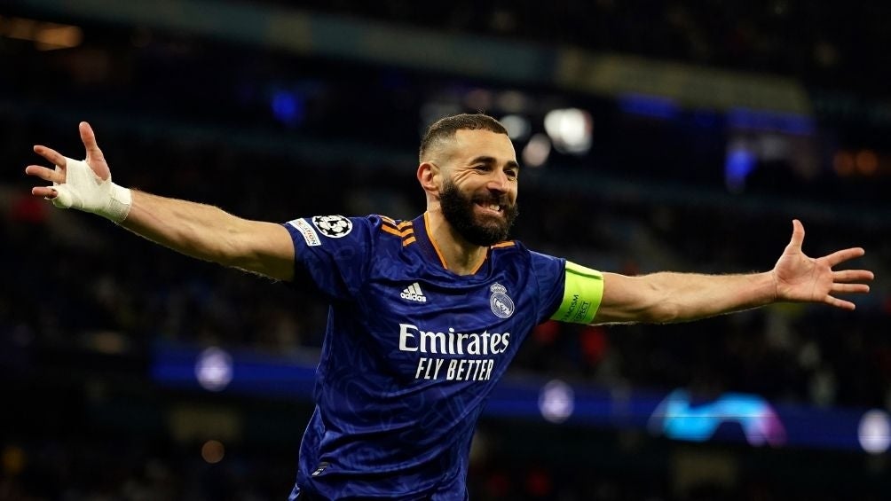 Karim Benzema festejando gol con el Real Madrid en Champions League