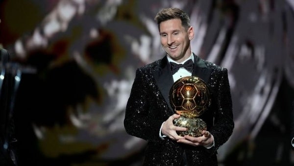 Lionel Messi junto a su Balón de Oro