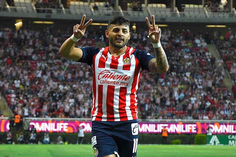 Alexis Vega festeja un gol con Chivas 