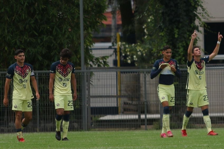 Jugadores de América Sub 18 festejando un gol