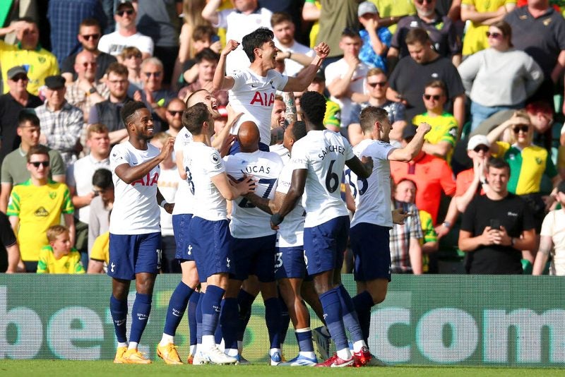 Heung-min Son festejando con jugadores de Tottenham 