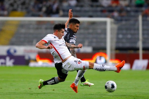 Víctor Guzmán de Pachuca y Edgar Zaldivar de Atlas durante la Jornada 8 del CL22