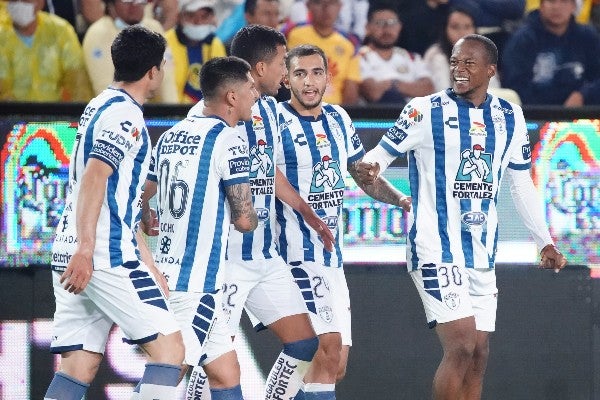 Romario Ibarra celebra con Tuzos