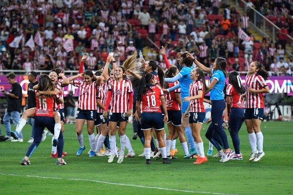 Jugadoras de Chivas celebran título de la Liga MX Femenil