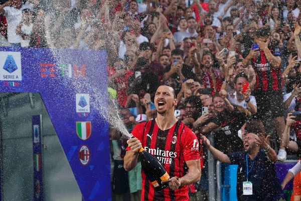 Zlatan Ibrahimovic celebra después de ganar la Serie A