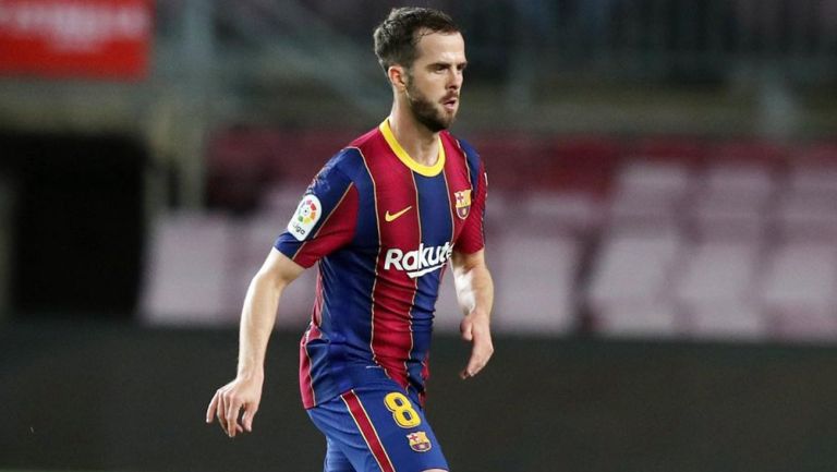 Miralem Pjanic en partido con el Barcelona