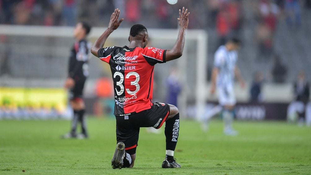 Julián Quiñones en festejo con el Atlas