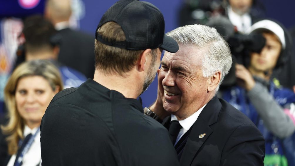 Carlo Ancelotti saludando a Jürgen Klopp