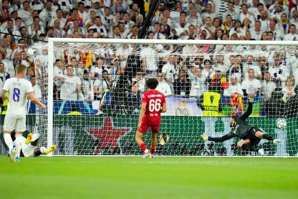 Vinicius Junior anota al Liverpool en la Final de la Champions 2022