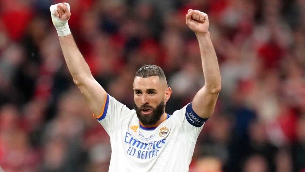 Benzema celebrando el título