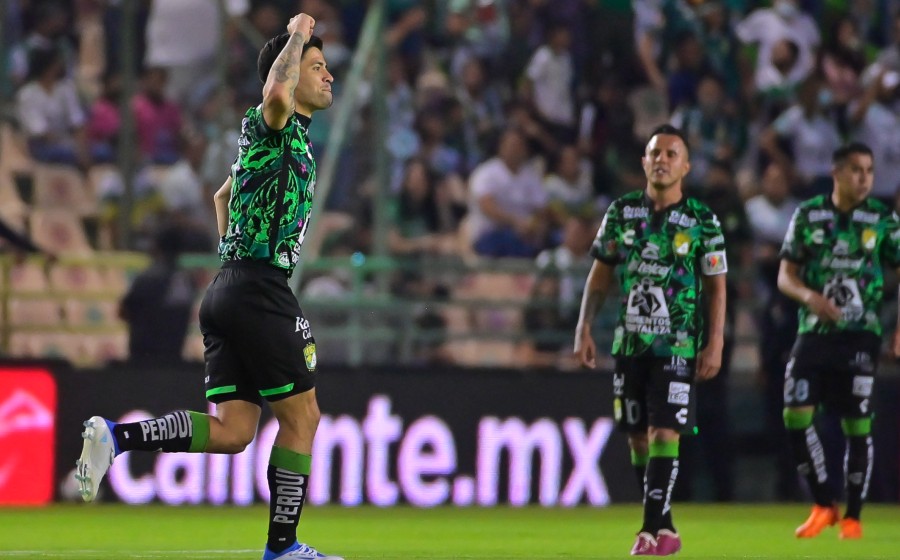 Dávila celebra gol con León