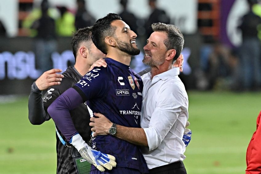 Diego Cocca felicitando a Camilo Vargas