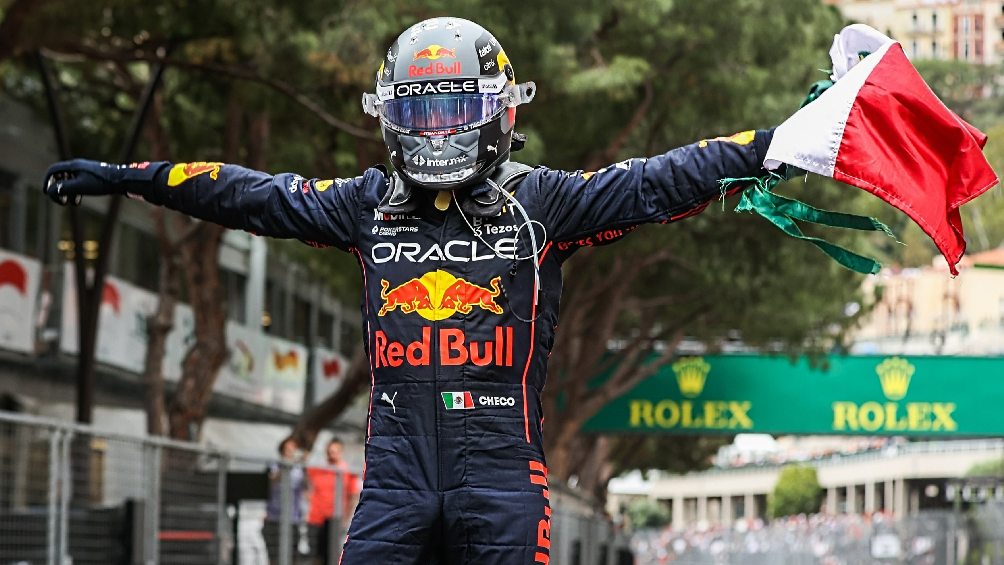 Checo Pérez celebrando victoria en el Gran Premio de Mónaco