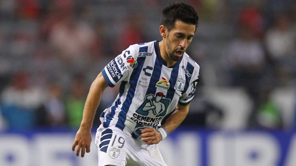 Fernando Navarro jugando partido de Liga MX con el Pachuca