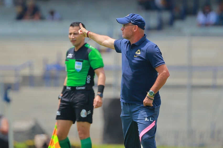 Andrés Lillini en un partido dirigiendo a Pumas