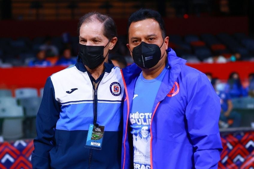 Víctor Velázquez y Jaime Ordiales en un partido de Cruz Azul