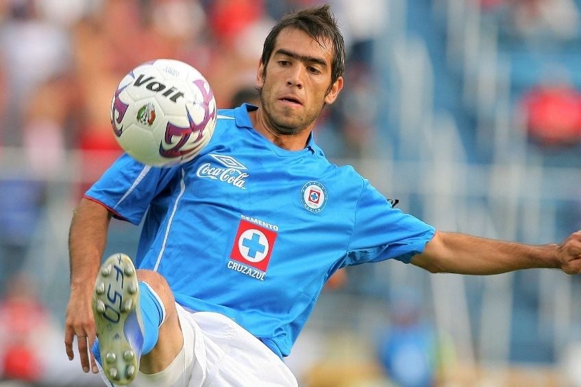 Chelito Delgado durante un partido de Cruz Azul