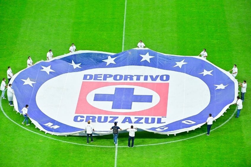 Escudo de Cruz Azul en la cancha del Estadio Azteca