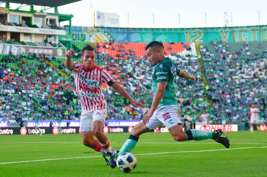 Rubén González durante un partido con Necaxa