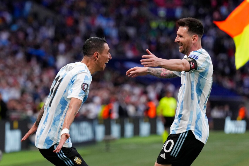 Messi celebrando el gol de Di María