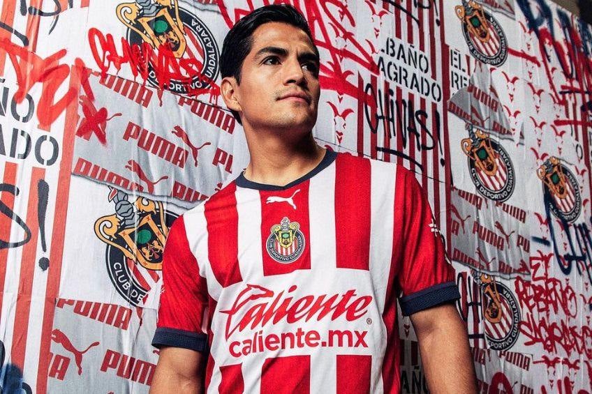 Jesús Sánchez con el nuevo jersey de Chivas