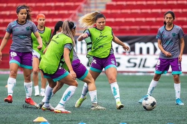 Jugadoras de FC Juárez en calentamiento