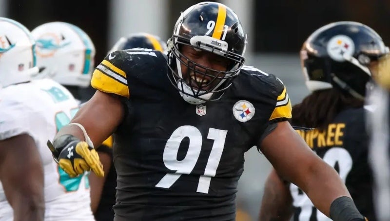 Stephon Tuitt en juego con los Steelers