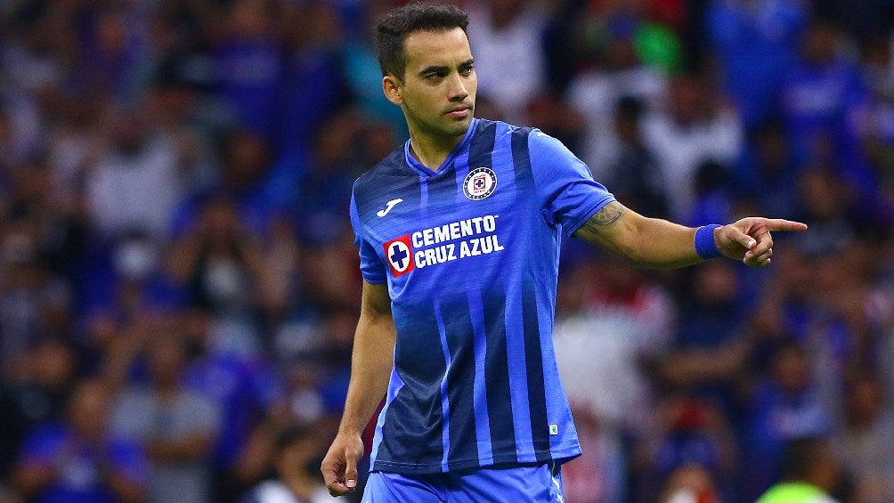 Adrian Aldrete jugando partido de Liga MX con el Cruz Azul