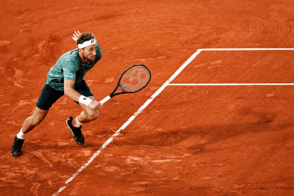 Casper Ruud en acción durante Roland Garros