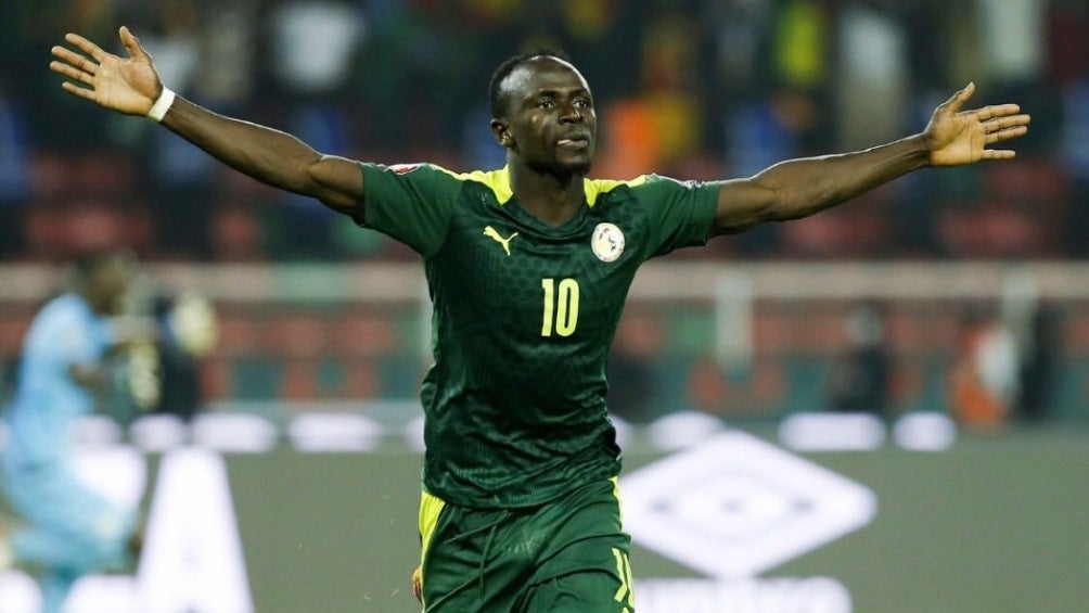 Mané festejando con la Selección de Senegal