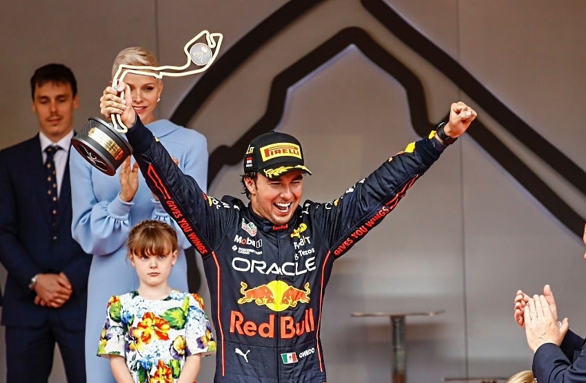 Checo Pérez celebrando su triunfo en el GP de Mónaco