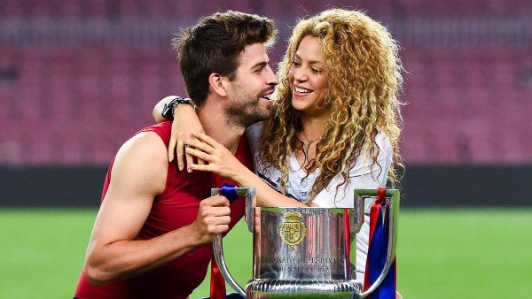Gerard Piqué y Shakira celebrando con el Barcelona