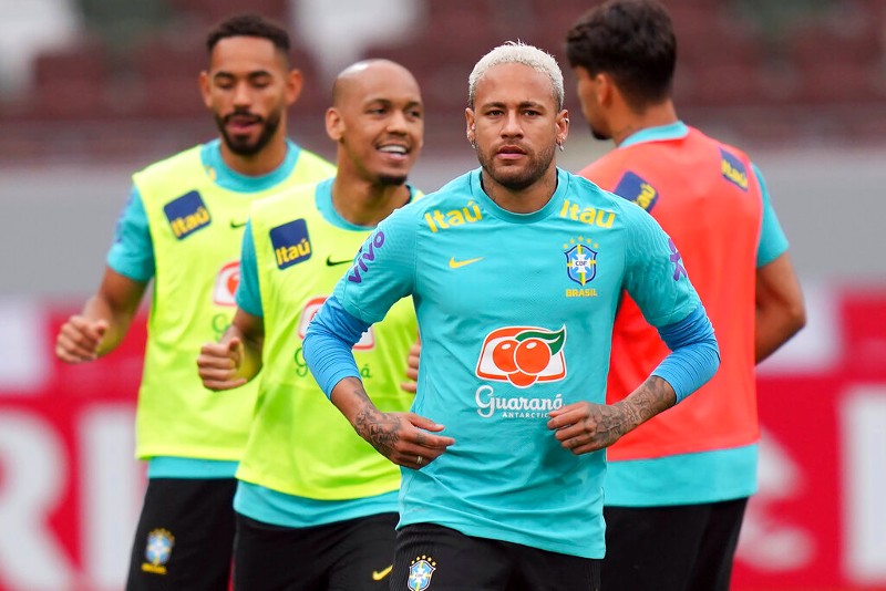 Neymar entrena con sus compañeros en la selección de Brasil