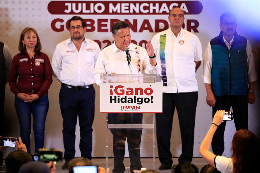 Julio Menchaca anunciando su triunfo