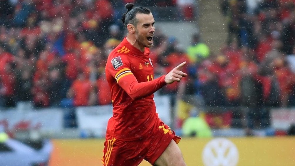 Gareth Bale celebrando gol ante Ucrania en el Repechaje con Gales