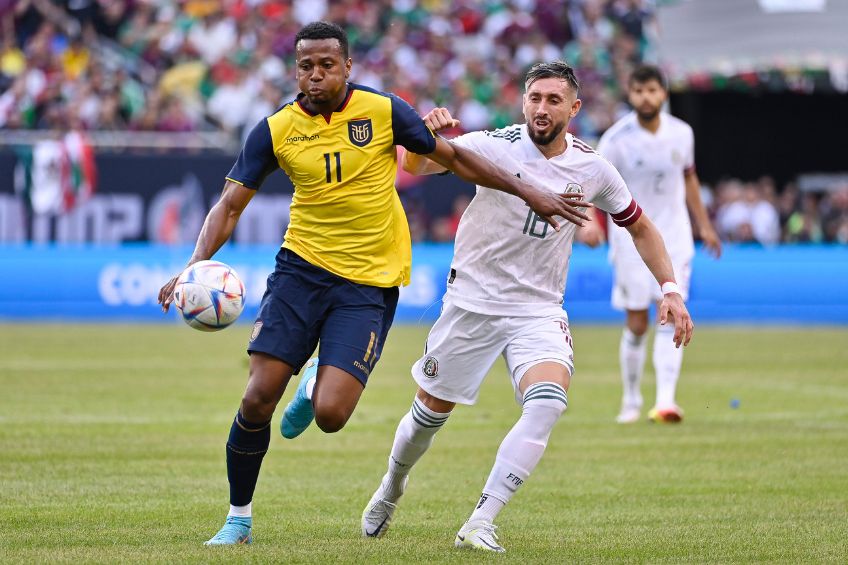 Héctor Herrera durante un partido de México