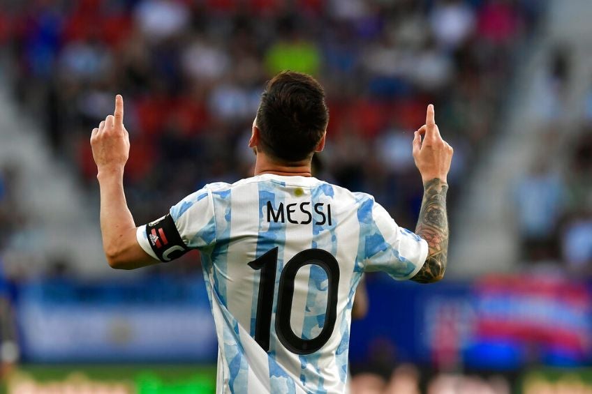 Lionel Messi festejando un gol con Argentina