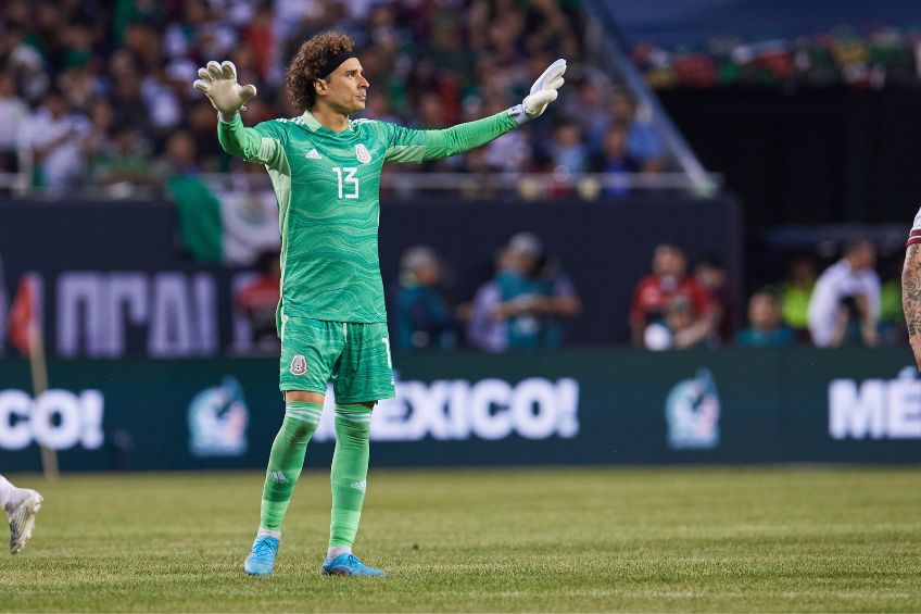 Guillermo Ochoa durante un partido de México