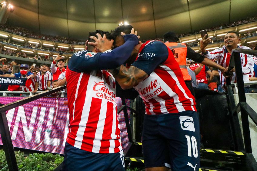 Beltrán y Vega festejando un gol