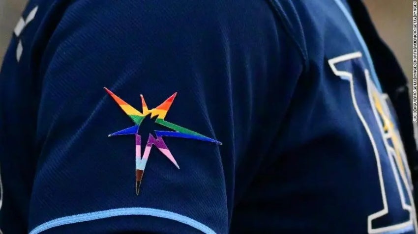 Logo LGBT+ en la playera de Tampa Bay Rays