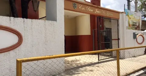 A fuera de la escuela primaria Juan B. Tijerina