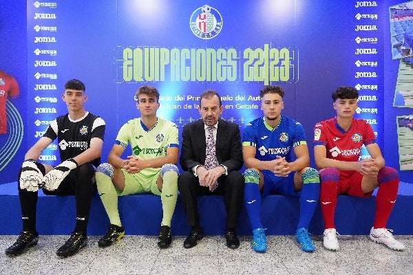 Ángel Torres presentando los nuevos uniformes 