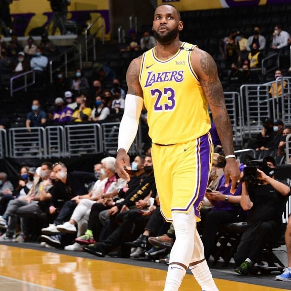 Lebron James en un partido con los Lakers 