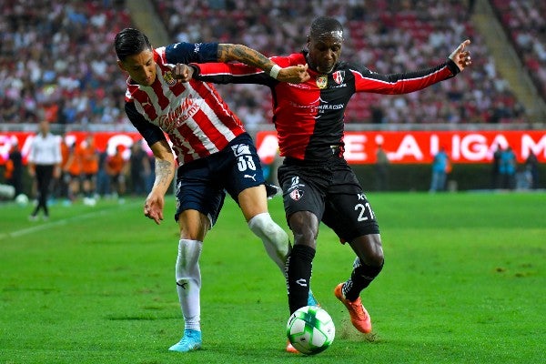 Carlos Cisneros en acción con Chivas