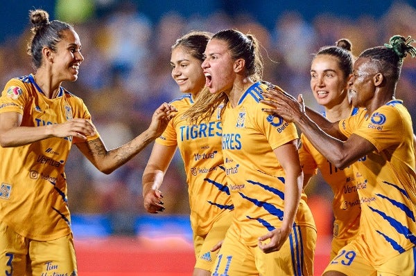 El equipo femenil de tigres después de anotar gol 