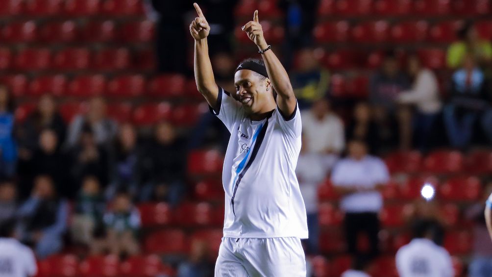 Ronaldinho jugó una Final con los Gallos Blancos