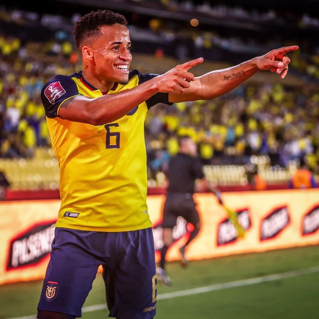Byron Castillo celebrando en un juego con Ecuador